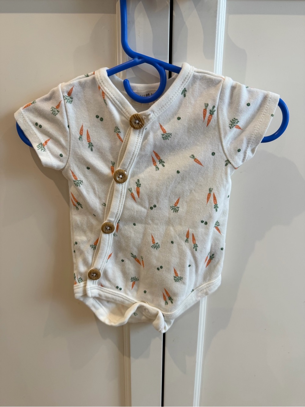 Rabbit + bear 0-3m White Baby Onesie with Orange Carrot Print